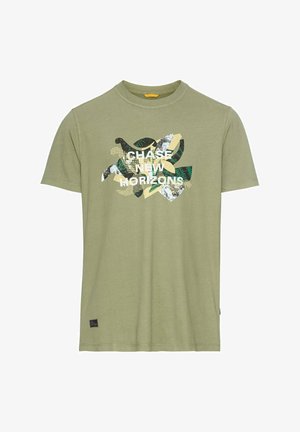 Oliwkowa bawełniana koszulka z krótkim rękawem, z grafiką, na której znajduje się napis "CHASE NEW HORIZONS" w białym kolorze, z dodatkami liści.