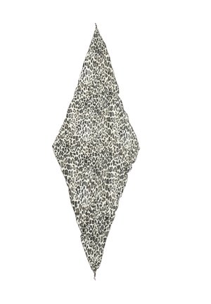 Tissu en forme de losange avec un motif léopard noir et gris sur fond blanc.