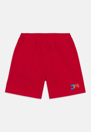 Czerwone szorty z elastycznym paskiem w talii, dwiema bocznymi kieszeniami, z multikolorowym haftowanym logo na dolnej części prawej nogawki.