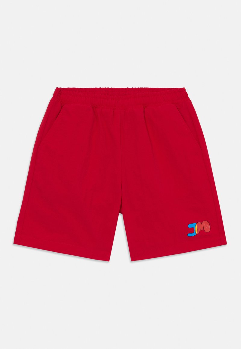 Crvene kratke hlače s elastičnom putenom, dva bočna džepa, s višebojnom izvezom loga na donjem desnom dijelu nogavice.