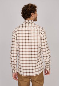 Chemise à manches longues pour hommes en blanc avec motif à carreaux marron, fabriquée en coton. Présente un col classique et des poignets à boutons.