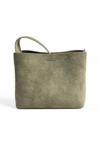 Sac fourre-tout en daim vert olive avec une seule sangle pour l'épaule, en forme rectangulaire, texture douce et fermeture à glissière en haut.