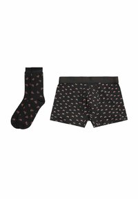 Boxer shorts de algodón negro y calcetines con pequeños patrones de bicicletas rojas y cerezas. Cintura elástica en los shorts con el nombre de la marca impreso.