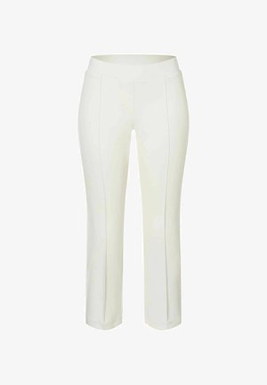 Witte, op maat gemaakte broeken met een gladde textuur, elastische tailleband en aangesloten pijpen. Voorzien van verticale naaddetails overal.