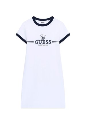 Vestido camiseta blanca de manga corta con cuello y bordes de manga azul marino, con el logo "GUESS California Sports Club" en la parte delantera.
