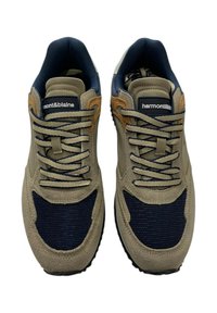 Sneaker beige e blu navy con tomaia in suede e rete, lacci rotondi, linguetta imbottita e logo sulla linguetta. Suola in gomma testurizzata.