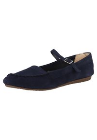 Scarpa in suede blu navy, stile mocassino, con punta affusolata, suola piatta e una fascetta regolabile sul dorso del piede. Presenta dettagli cuciti.