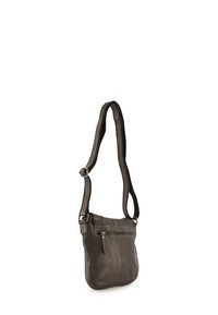 Grå læder crossbody taske med justerbar rem, frontlomme med lynlås, glat tekstur og syet detaljering. Kompakt og funktionelt design.