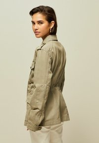 Next UTILITY - REGULAR FIT - Let jakke / Sommerjakker - khaki green