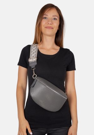 Grau Leder Crossbody-Tasche mit strukturierter Oberfläche, ausgestattet mit einem gemusterten verstellbaren Tragegurt und einem silbernen Reißverschluss.