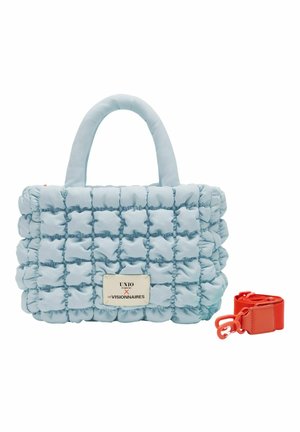 Sac à main matelassé bleu clair avec poignées arrondies et une étiquette à l'avant, accompagné d'une bandoulière orange vif amovible.