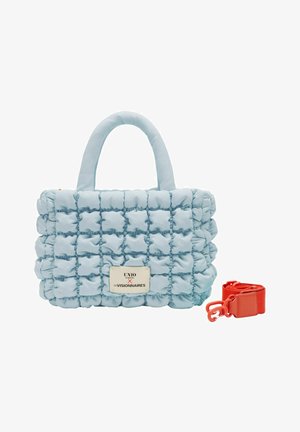 Bolso acolchado de color azul claro con asas redondeadas y una etiqueta frontal, acompañado de una correa para el hombro extraíble de color naranja brillante.