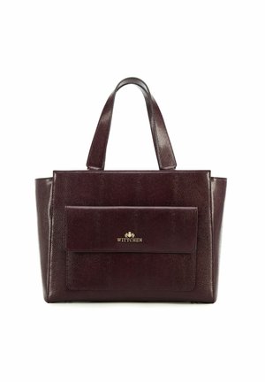 Dieprode leren tote bag met structuur, twee handvatten, een voorzak en gouden logo-accent. Rechthoekige vorm met een gestructureerd ontwerp.