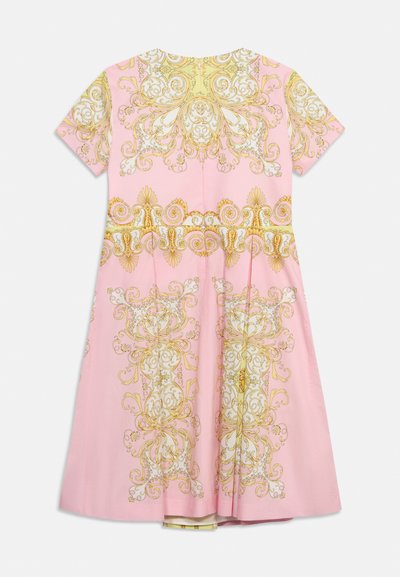 Ροζ φόρεμα με κοντά μανίκια, διακοσμημένο με χρυσά και λευκά περίπλοκα μοτίβα σε μπαρόκ στυλ και εφαρμοστή μέση, εμφανίζεται από πίσω.