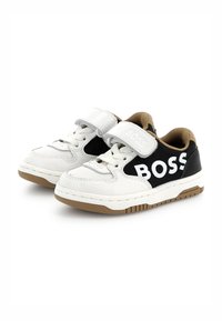 Sneaker bianco e nero con strappo in velcro, dotato di colletto imbottito e logo "BOSS" in bianco audace. Suola in gomma, finitura testurizzata.