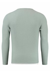 Gestreifter Pullover mit langen Ärmeln in gedämpftem Grün. Verfügt über einen runden Ausschnitt, strukturierte Baumwolle und einen geraden Saum mit einem kontrastierenden weißen Besatz.