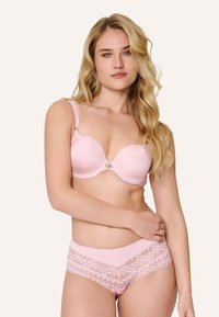 Svetloružový podprsenka s vypchávkami a krajkovými akcentmi, so stredným zlatým zapínaním. Sada zodpovedajúcich svetloružových nohavičiek s krajkovým lemovaním.