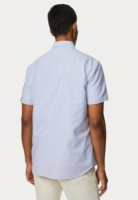 Kortebloemig shirt in lichtblauw met dunne witte verticale strepen. Heeft een standaard kraag en een rechte zoom. Van een katoenmix.