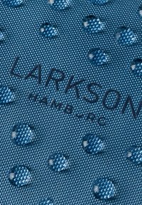 Sininen tekstiili, jossa on teksturoitu kuvio, johon sisältyy kohotettuja pisaroita. Brändi "LARKSON HAMBURG" on painettu tummalla värillä.