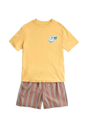 Geel T-shirt met korte mouwen en kleine eilandthema-patches, gecombineerd met bruine en blauwe gestreepte shorts.