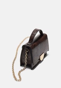 Borsa a tracolla in pelle sintetica marrone con un motivo a serpente testurizzato, dotata di una tracolla a catena dorata e di una chiusura a scatto dorata.