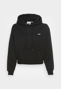 Černá zkrácená mikina s kapucí vyrobená z bavlněné směsi, obsahující přední kapsu, stahovací kapuci a bílé logo "OBEY" na levé části hrudi.