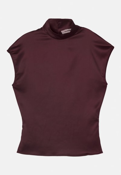 Top de manga corta burdeos de cuello alto simulado, hecho de una suave tela de satén, que presenta un diseño ajustado y costuras limpias y mínimas.