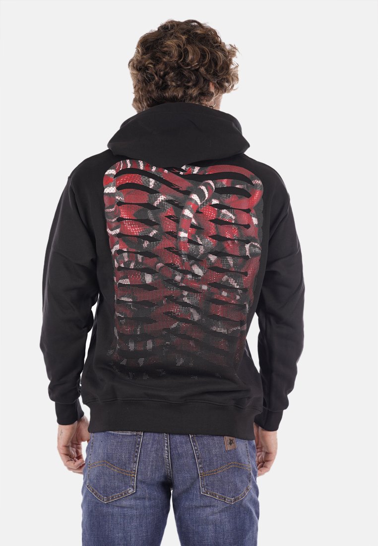 Felpa con cappuccio nera caratterizzata da una grafica colorata con un motivo di gabbia toracica sul retro, dettagli in rete testurizzata e una tasca a marsupio frontale.