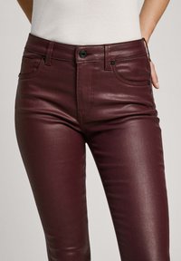 Bordo umjetne kožne hlače sa slim fit krojem, visokim strukom, pet džepova i crnim metalnim detaljima, s glatkom i sjajnom teksturom.