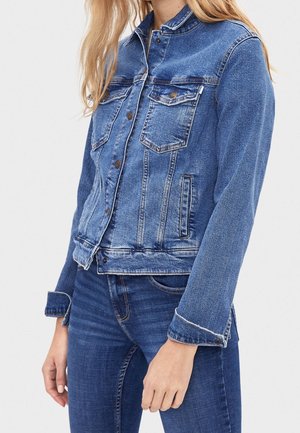 Blå denimjakke med klassisk krave, to brystlommer og knaplukninger. Har en let falmet tekstur og en struktureret pasform.