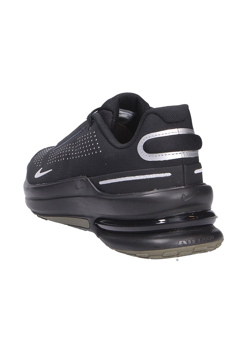 Zapatilla deportiva negra con un diseño elegante, que cuenta con un collarín acolchado, parte superior de malla con perforaciones y una unidad de amortiguación de aire visible en la suela.