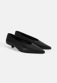 Chaussures noires à bout pointu en cuir texturé, dotées d'un petit talon carré et d'un intérieur noir lisse.