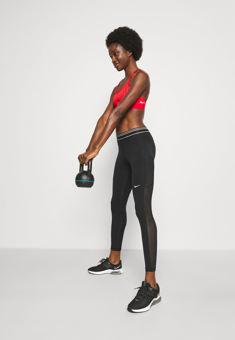 Damen Sportbekleidung | Nike Performance INDY BRA Sport-BH mit leichter Stützkraft chile red/university red/white/rot - RH12246 Damen Sportbekleidung | Nike Performance INDY BRA Sport-BH mit leichter Stützkraft chile red/university red/white/rot - RH12246