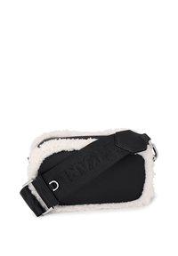 Mala de ombro em preto e branco com um exterior suave e texturizado, com acabamento em pêlo sintético, alça ajustável e detalhes em metal.