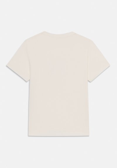 Camiseta de manga corta color beige claro con cuello redondo. Hecha de algodón, presenta una textura simple y suave, y un corte clásico y recto.