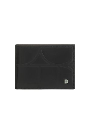 Billetera de cuero negro con un diseño texturizado, un acento de logo plateado y costuras bien hechas. Forma rectangular compacta con múltiples compartimentos para tarjetas.