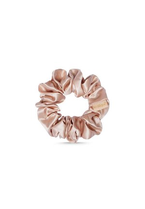 Seidenscrunchie in Hellpink, mit einem gerafften Design und einer glatten Oberfläche. Strapazierfähig und elastisch, um das Haar ohne Beschädigung zu fixieren.