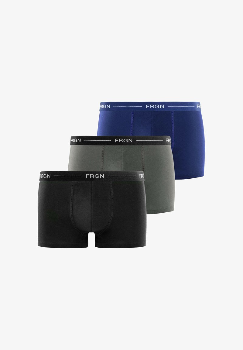Trois paires de boxers pour hommes en noir, gris et bleu, chacune avec une taille de marque portant l'inscription "FRGN."