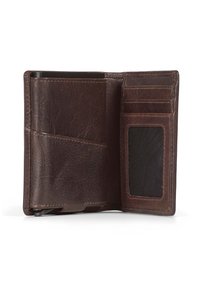 Portafoglio in pelle marrone con più slot per carte, una finestra per documento d'identità in rete e una texture liscia. Presenta cuciture sottili e un design classico a portafoglio ripiegabile.