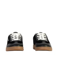Zapatillas negras con cordones blancos, parte superior de ante y sintético, suela de goma, punta redonda y sin patrones o marcas visibles.