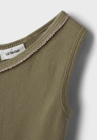 Haut sans manches en tricot vert olive avec un col rond, présentant une bordure festonnée rose le long de l'encolure. Étiquette Lil' Atelier visible.