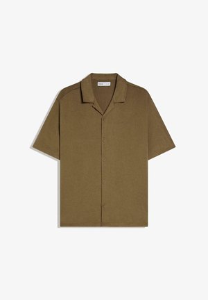 Cămașă maro cu mâneci scurte, cu nasturi, guler tip camping, cinci nasturi și croială lejeră.