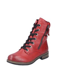Bottine en cuir rouge avec lacets noirs, fermeture éclair sur le côté, semelle en caoutchouc et finition texturée. Comprend des œillets en métal argenté et un petit talon empilé.