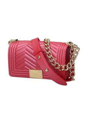 Sac à main en cuir rouge matelassé avec une bandoulière chaîne dorée et une plaque logo dorée sur le devant, ornée de détails de couture en chevron.