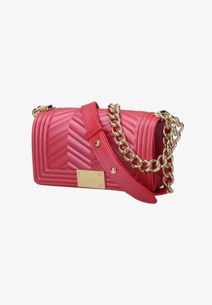 Rote gesteppte Lederhandtasche mit goldenem Kettenriemen und einer goldenen Logo-Plakette auf der Vorderseite, mit Chevron-Steppdetails.