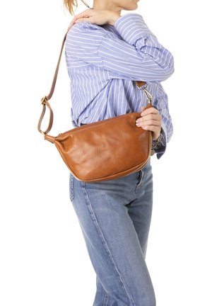 Sac en cuir brun à porter croisé avec une texture lisse, présentant une forme incurvée, une sangle ajustable et des accents en métal doré.