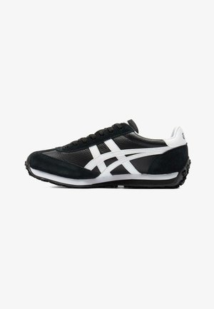 Czarno-biały niskoprofilowy but sportowy z białymi paskami, czarnymi sznurowadłami i teksturowaną podeszwą, pokazany z boku na białym tle.