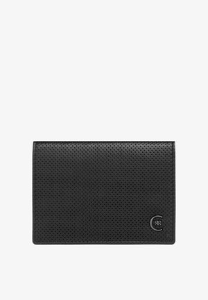 Sort perforeret læderpung med et lille metallogo med sammenflettede bogstaver i nederste højre hjørne.