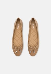 MICHAEL Michael Kors NORI FLEX FLAT - Ballerine - camel