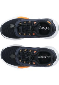 Tummansiniset verkkomaiset lenkkarit oransseilla yksityiskohdilla, joustolangoilla, valkoisella pohjalla ja brändäys sisäpohjassa. Kevyt ja hengittävä muotoilu.